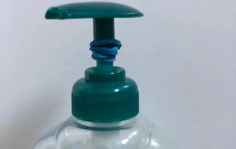 Lifehack: Wrap an Elastic Band Around a Soap Dispenser